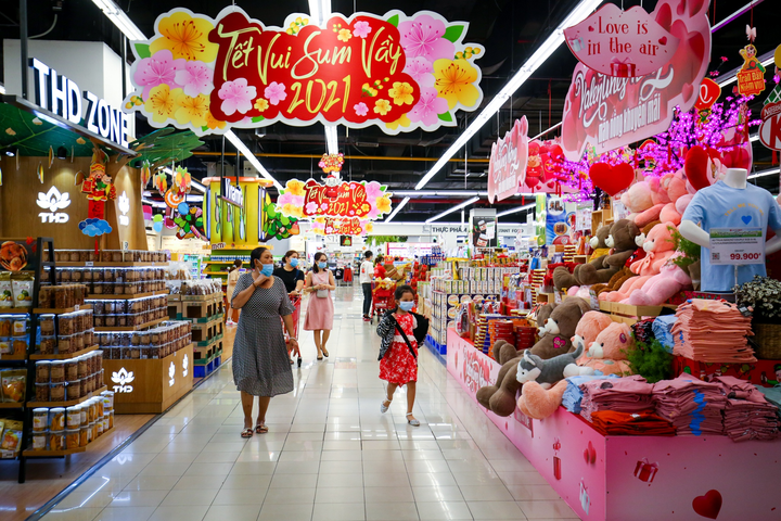Siêu thị và trung tâm thương mại vắng vẻ ngày mùng 2 Tết ở TP.HCM - 13