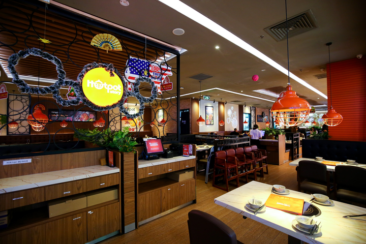 Siêu thị và trung tâm thương mại vắng vẻ ngày mùng 2 Tết ở TP.HCM - 10