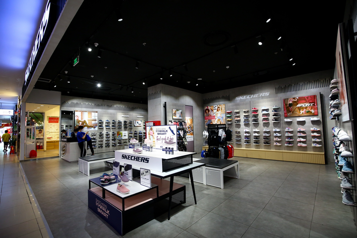 Siêu thị và trung tâm thương mại vắng vẻ ngày mùng 2 Tết ở TP.HCM - 9