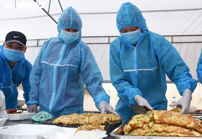 Ảnh: Bếp ăn dã chiến đỏ lửa xuyên Tết tại tâm dịch Chí Linh - 9