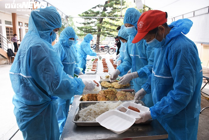 Ảnh: Bếp ăn dã chiến đỏ lửa xuyên Tết tại tâm dịch Chí Linh - 8