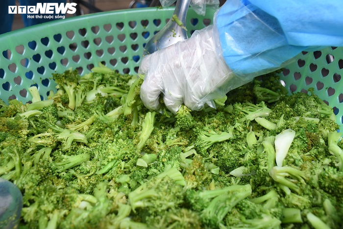 Ảnh: Bếp ăn dã chiến đỏ lửa xuyên Tết tại tâm dịch Chí Linh - 10