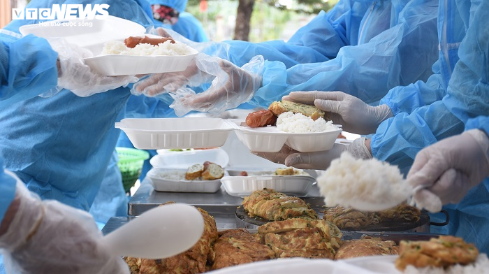 Ảnh: Bếp ăn dã chiến đỏ lửa xuyên Tết tại tâm dịch Chí Linh - 7