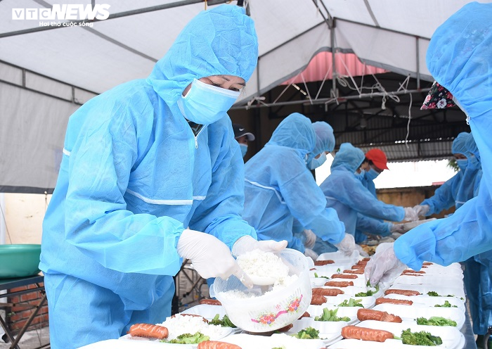 Ảnh: Bếp ăn dã chiến đỏ lửa xuyên Tết tại tâm dịch Chí Linh - 4