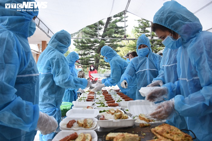 Ảnh: Bếp ăn dã chiến đỏ lửa xuyên Tết tại tâm dịch Chí Linh - 3