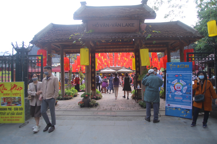 Ảnh: Ông đồ cho chữ qua tấm chắn tại Văn Miếu ngày mùng 2 Tết - 11