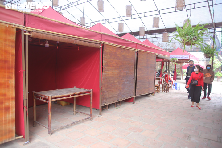 Ảnh: Ông đồ cho chữ qua tấm chắn tại Văn Miếu ngày mùng 2 Tết - 12