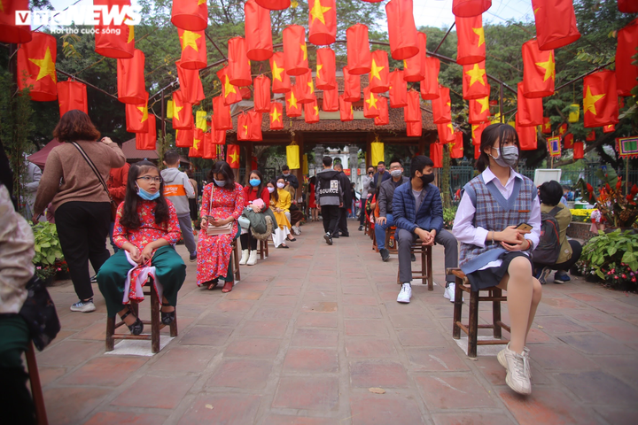 Ảnh: Ông đồ cho chữ qua tấm chắn tại Văn Miếu ngày mùng 2 Tết - 9