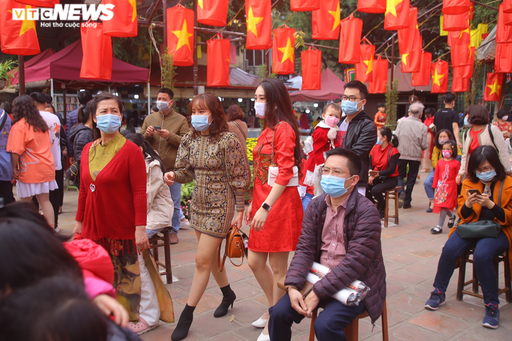 Ảnh: Ông đồ cho chữ qua tấm chắn tại Văn Miếu ngày mùng 2 Tết - 1