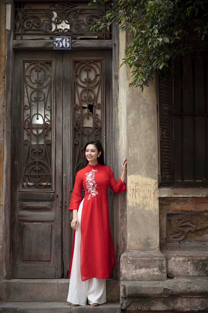 MC Thuỳ Linh và tân lang Phùng Đức Hiếu tái hiện ảnh cưới Hà Nội xưa - 7