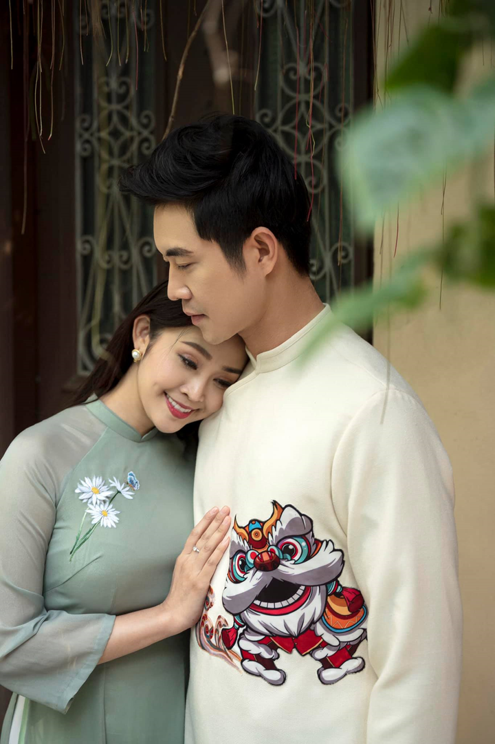 MC Thuỳ Linh và tân lang Phùng Đức Hiếu tái hiện ảnh cưới Hà Nội xưa - 3