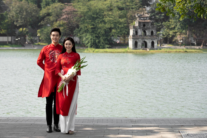 MC Thuỳ Linh và tân lang Phùng Đức Hiếu tái hiện ảnh cưới Hà Nội xưa - 1