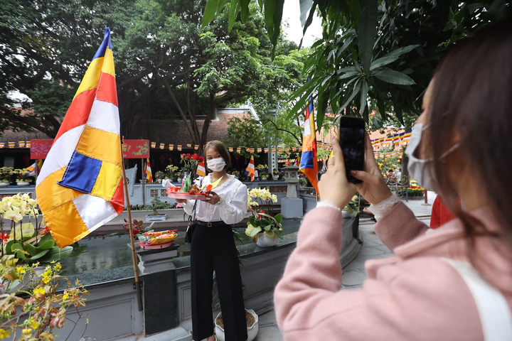 Ảnh: Nườm nượp đến chùa Hà cầu duyên trước Valentine 2021 - 6