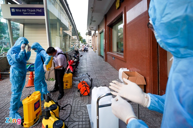 TP.HCM phun khử khuẩn đường hoa Nguyễn Huệ phòng chống COVID-19 - 1