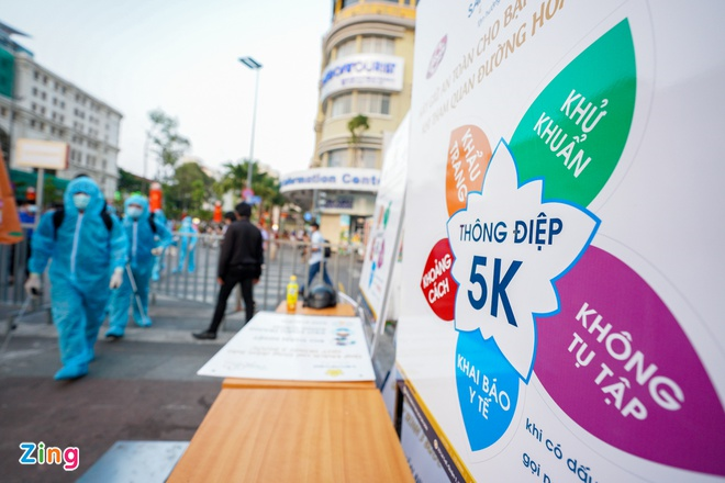 TP.HCM phun khử khuẩn đường hoa Nguyễn Huệ phòng chống COVID-19 - 2