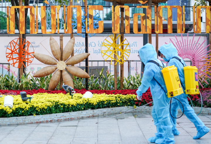 TP.HCM phun khử khuẩn đường hoa Nguyễn Huệ phòng chống COVID-19 - 3