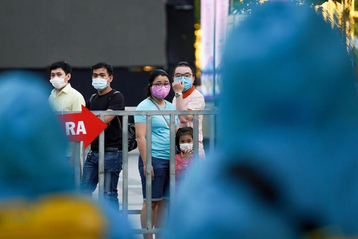 TP.HCM phun khử khuẩn đường hoa Nguyễn Huệ phòng chống COVID-19 - 8