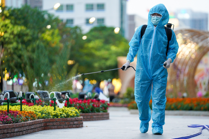 TP.HCM phun khử khuẩn đường hoa Nguyễn Huệ phòng chống COVID-19 - 6