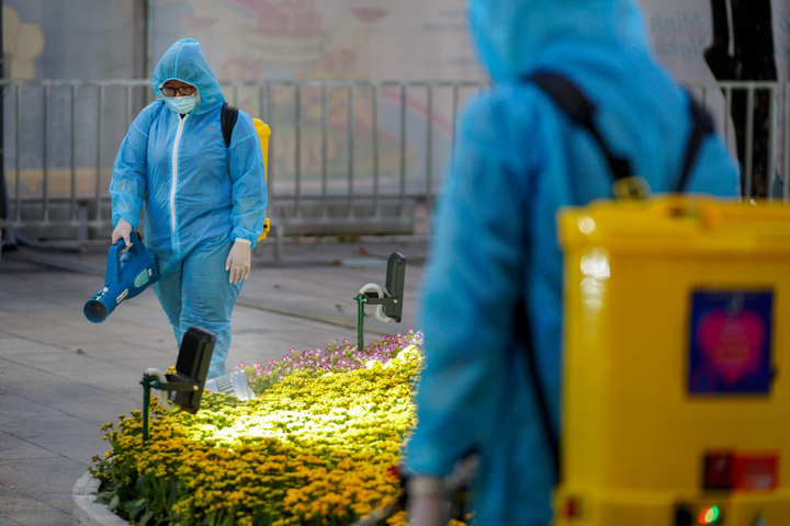 TP.HCM phun khử khuẩn đường hoa Nguyễn Huệ phòng chống COVID-19 - 5