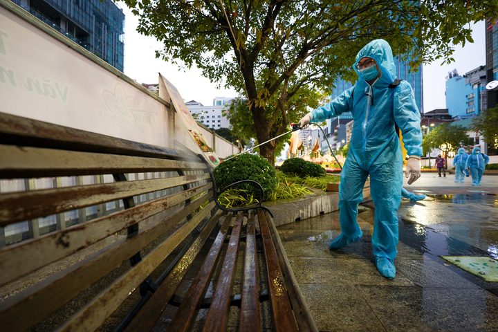 TP.HCM phun khử khuẩn đường hoa Nguyễn Huệ phòng chống COVID-19 - 7