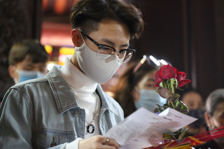 Ảnh: Nườm nượp đến chùa Hà cầu duyên trước Valentine 2021 - 7