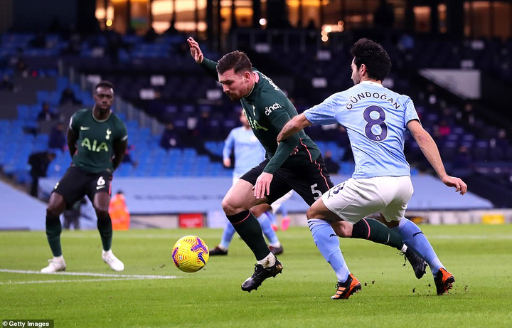 Tottenham thua thảm, HLV Mourinho nói Man City không xứng đáng hưởng phạt đền - 1