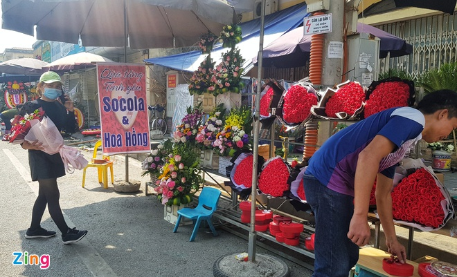 Quà Valentine ế ẩm trên phố, khách đổ xô lên mạng chốt đơn - 1