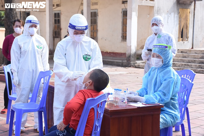 Ảnh: Xét nghiệm COVID-19 theo chiến thuật mới cho người dân Chí Linh - 8