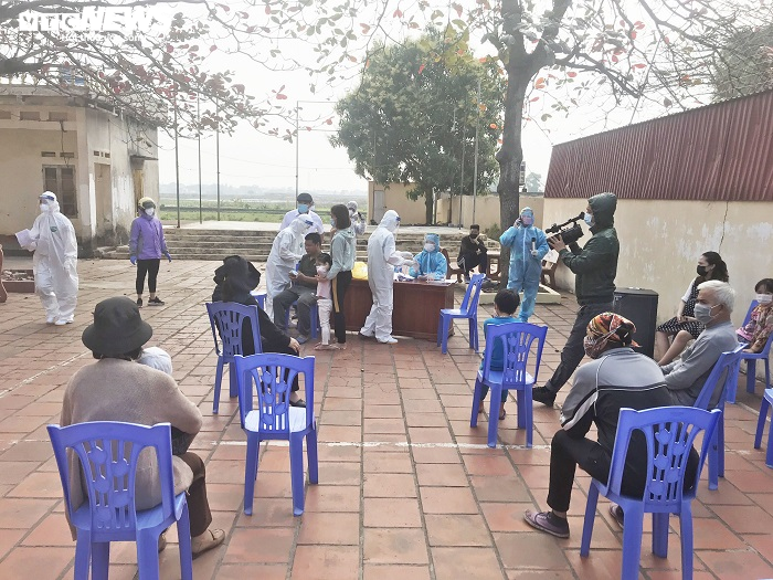 Ảnh: Xét nghiệm COVID-19 theo chiến thuật mới cho người dân Chí Linh - 4