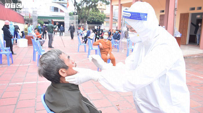 Ảnh: Xét nghiệm COVID-19 theo chiến thuật mới cho người dân Chí Linh - 10