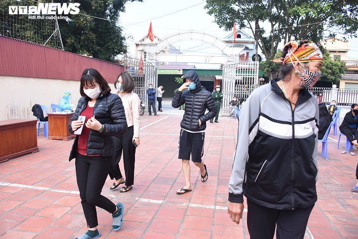 Ảnh: Xét nghiệm COVID-19 theo chiến thuật mới cho người dân Chí Linh - 6