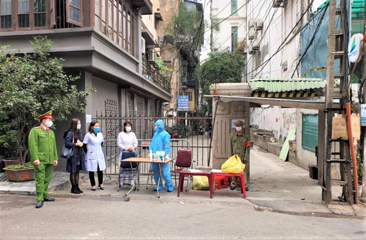 Phong tỏa 1 ngôi nhà, 2 quán cà phê ở Hà Nội - 1