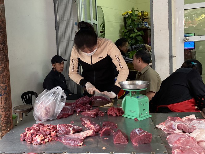 Đi chợ đầu năm: Hải sản tăng giá vùn vụt, hoa tươi rẻ hơn trước Tết - 3