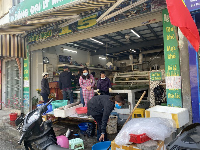 Đi chợ đầu năm: Hải sản tăng giá vùn vụt, hoa tươi rẻ hơn trước Tết - 4