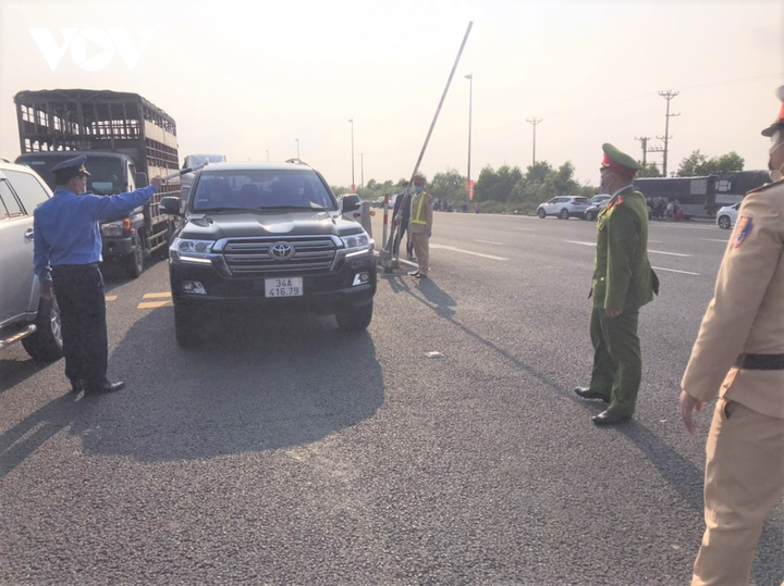 Quảng Ninh cấm người và phương tiện từ Hải Dương vào tỉnh qua chốt cầu Bạch Đằng - 5