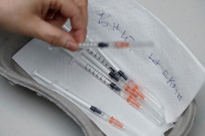 Trung Quốc triệt phá loạt vụ án buôn bán vaccine COVID-19 giả - 1