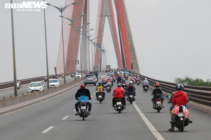 Người miền Tây hối hả rời quê trưa mùng 5 Tết, QL1A vẫn thông thoáng - 1