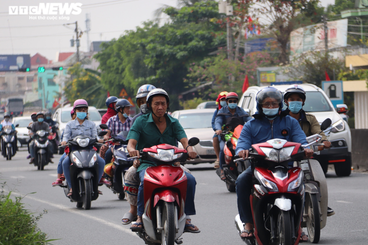 Người miền Tây hối hả rời quê trưa mùng 5 Tết, QL1A vẫn thông thoáng - 2