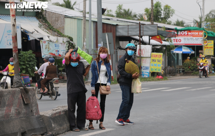 Người miền Tây hối hả rời quê trưa mùng 5 Tết, QL1A vẫn thông thoáng - 7