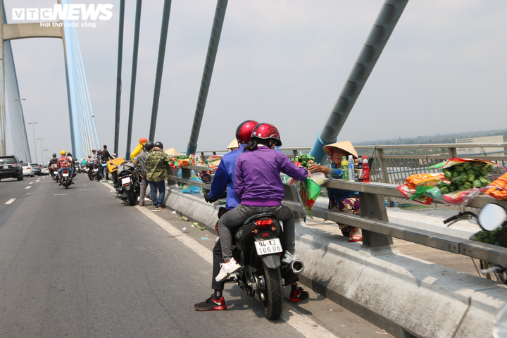 Người miền Tây hối hả rời quê trưa mùng 5 Tết, QL1A vẫn thông thoáng - 10