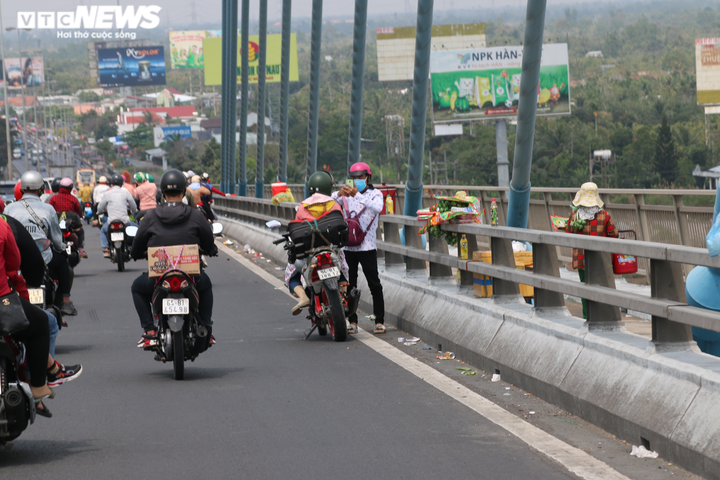 Người miền Tây hối hả rời quê trưa mùng 5 Tết, QL1A vẫn thông thoáng - 11