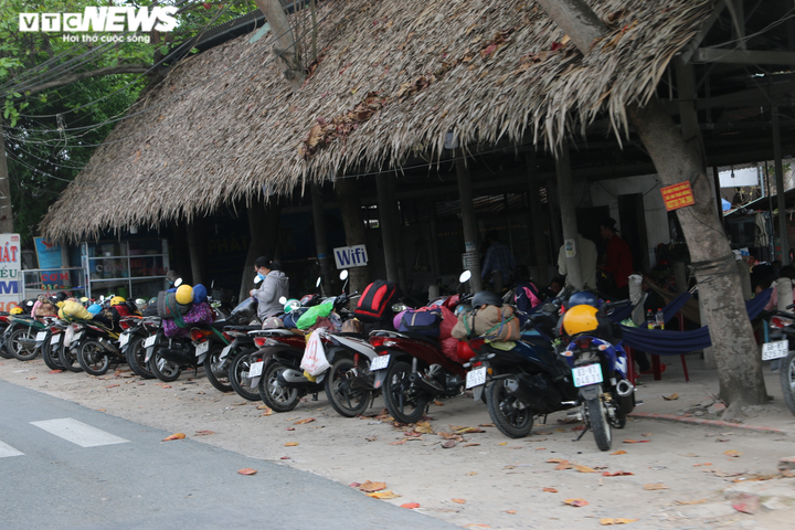 Người miền Tây hối hả rời quê trưa mùng 5 Tết, QL1A vẫn thông thoáng - 6