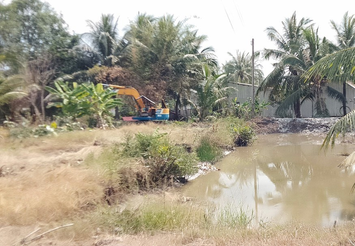 Xúc đất làm vuông tôm ngày mùng 5 Tết, một quả bom phát nổ - 1