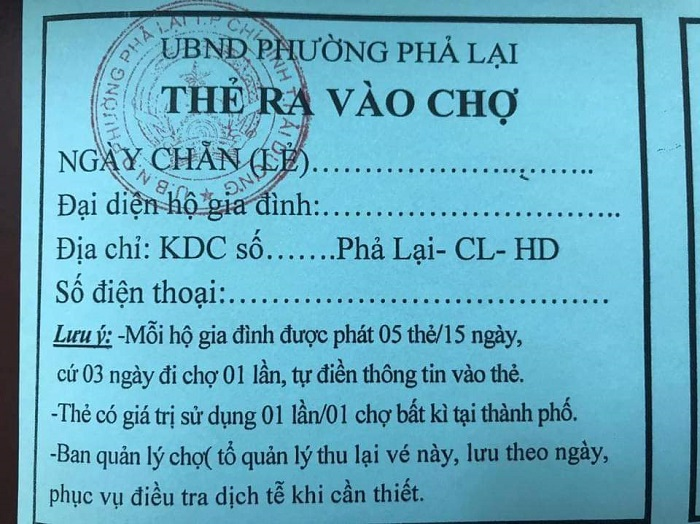 Người dân tâm dịch COVID-19 ở Chí Linh được phát thẻ ra vào chợ luân phiên - 1