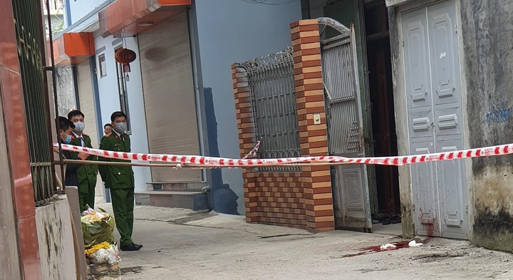 Chồng chém chết vợ ngay trước nhà - 1