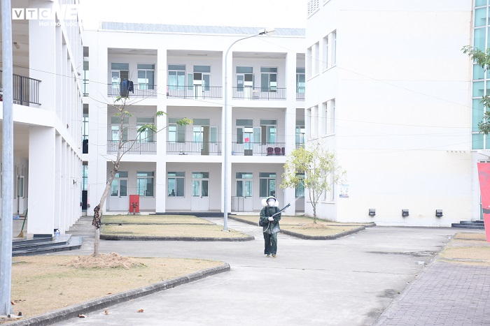 Ảnh: Khẩn trương di dời công nhân công ty POYUN tới điểm cách ly mới - 7