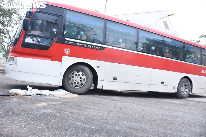 Ảnh: Khẩn trương di dời công nhân công ty POYUN tới điểm cách ly mới - 1