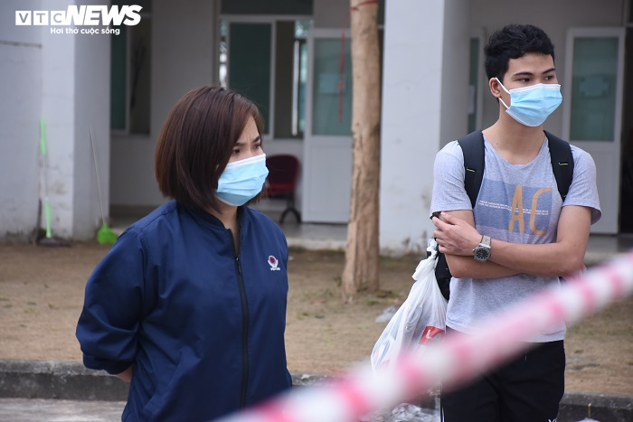 Ảnh: Khẩn trương di dời công nhân công ty POYUN tới điểm cách ly mới - 4