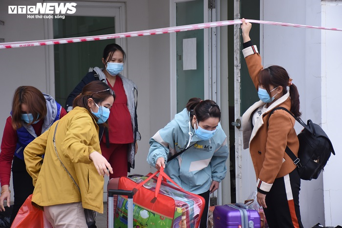 Ảnh: Khẩn trương di dời công nhân công ty POYUN tới điểm cách ly mới - 10