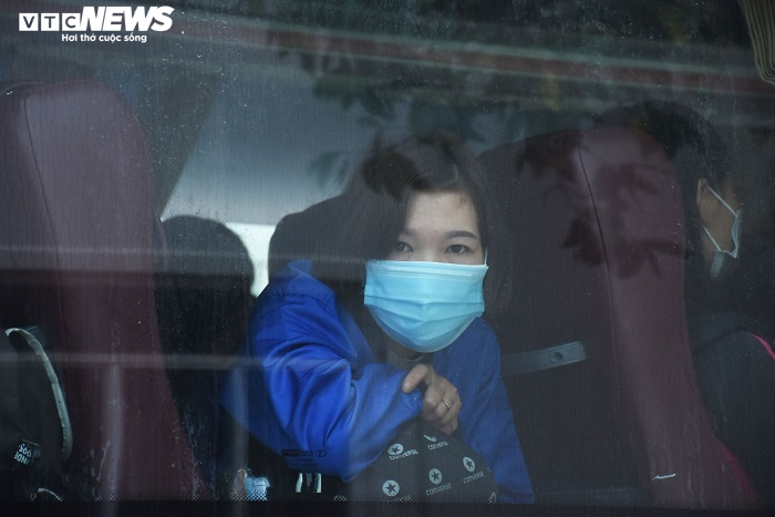 Ảnh: Khẩn trương di dời công nhân công ty POYUN tới điểm cách ly mới - 2